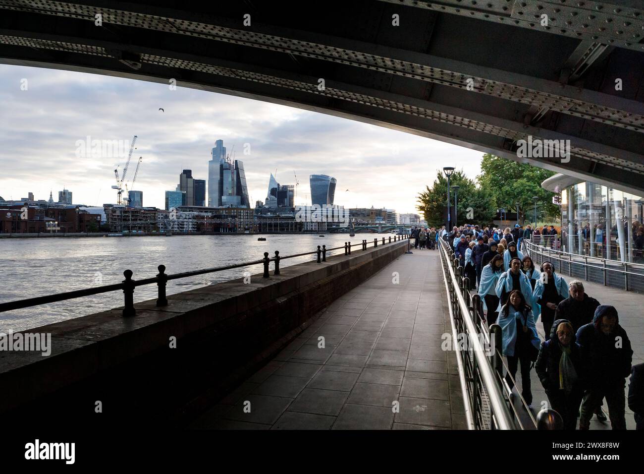 La queue 14-19 septembre 2022 une file d'attente de deuil attendait pour passer devant le cercueil d'Elizabeth II alors qu'elle était couchée dans l'état au Westminster Hall à Londres Banque D'Images