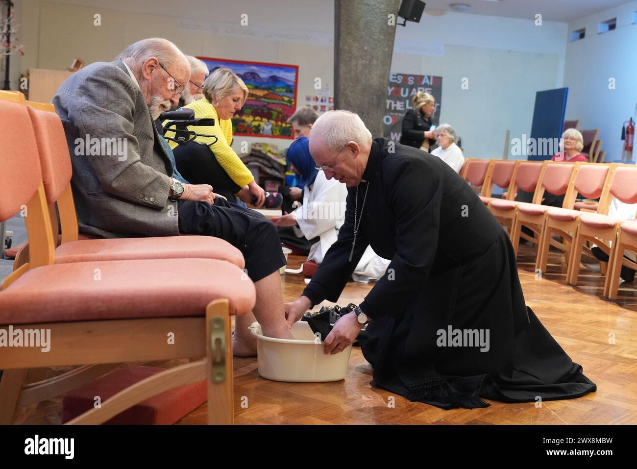 L'archevêque de Cantorbéry, Justin Welby, effectue la cérémonie du lavage des pieds lors de l'Eucharistie Sung, le service du jeudi Liturgie de Maundy à l'église St Paul de Maidstone. Date de la photo : jeudi 28 mars 2024. Banque D'Images
