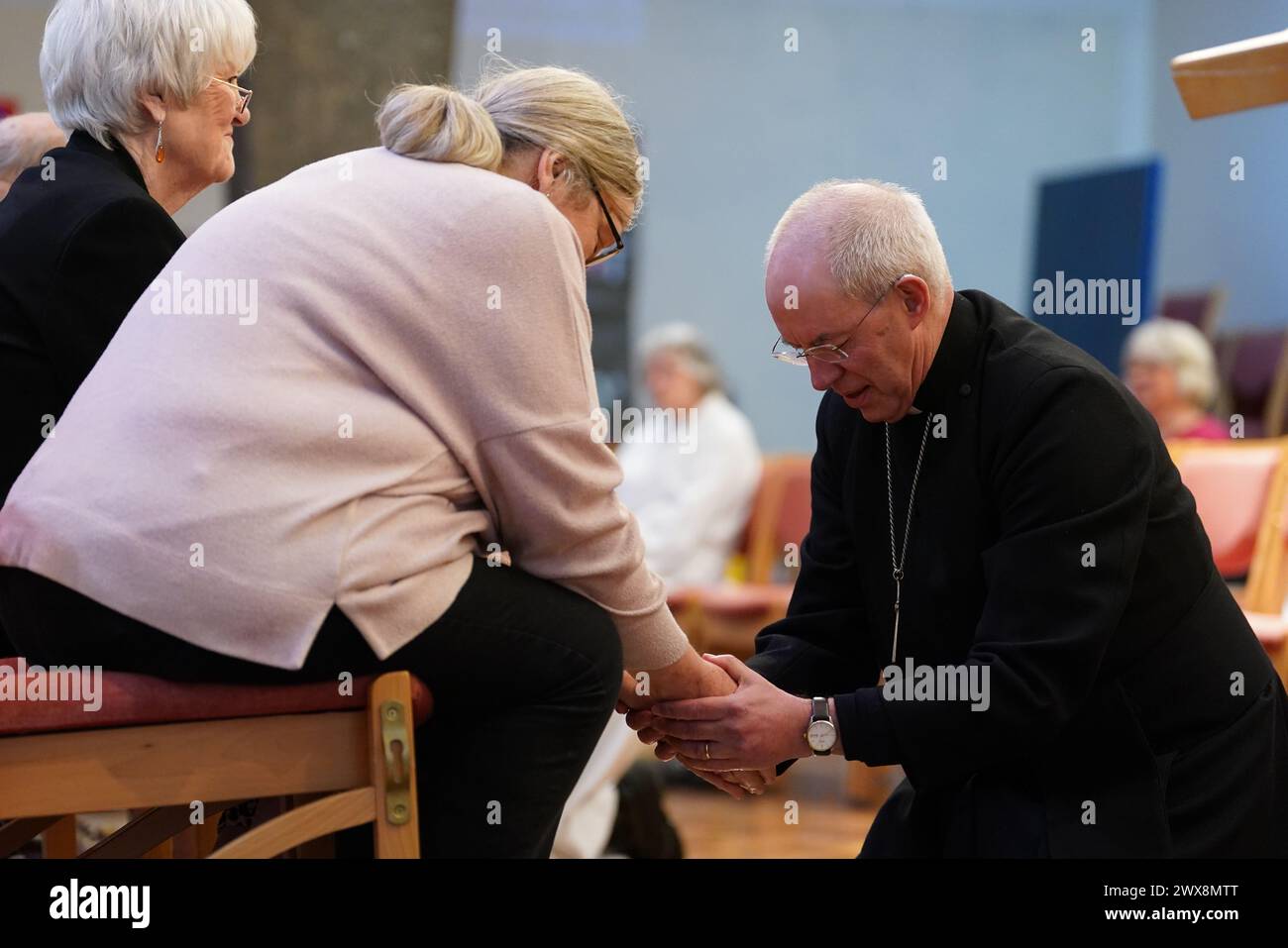 L'archevêque de Cantorbéry, Justin Welby, effectue la cérémonie du lavage des pieds lors de l'Eucharistie Sung, le service du jeudi Liturgie de Maundy à l'église St Paul, Maidstone. Date de la photo : jeudi 28 mars 2024. Banque D'Images