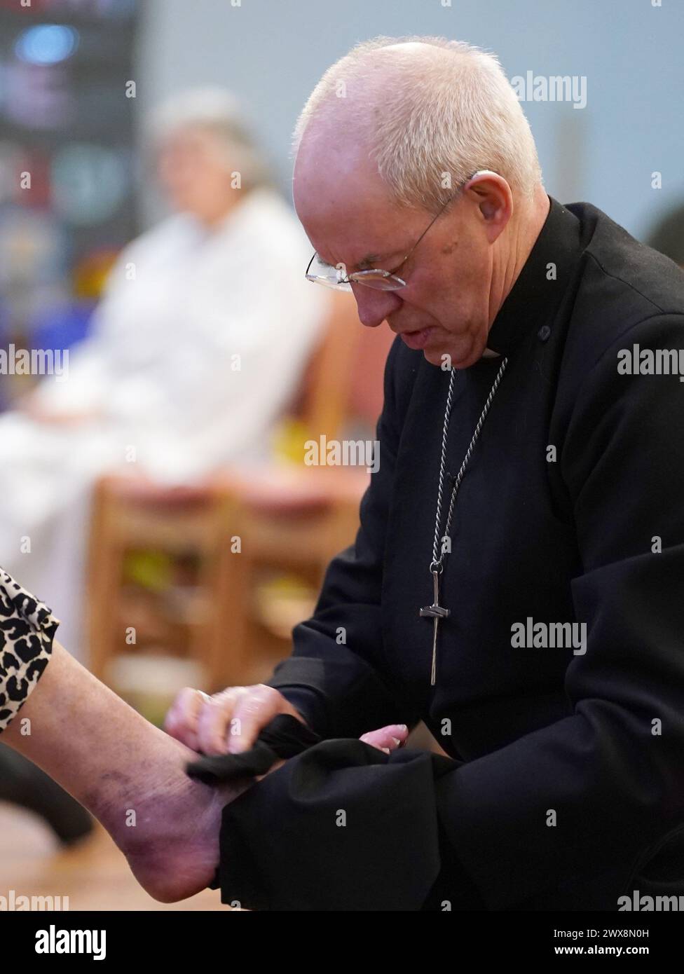 L'archevêque de Cantorbéry, Justin Welby, effectue la cérémonie du lavage des pieds lors de l'Eucharistie Sung, le service du jeudi Liturgie de Maundy à l'église St Paul, Maidstone. Date de la photo : jeudi 28 mars 2024. Banque D'Images