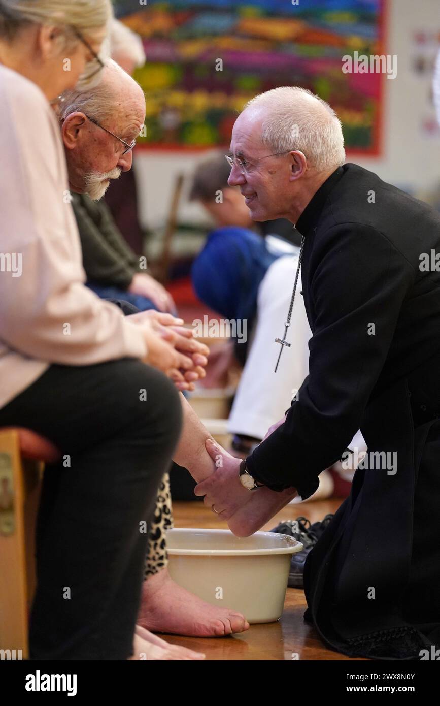 L'archevêque de Cantorbéry, Justin Welby, effectue la cérémonie du lavage des pieds lors de l'Eucharistie Sung, le service du jeudi Liturgie de Maundy à l'église St Paul, Maidstone. Date de la photo : jeudi 28 mars 2024. Banque D'Images