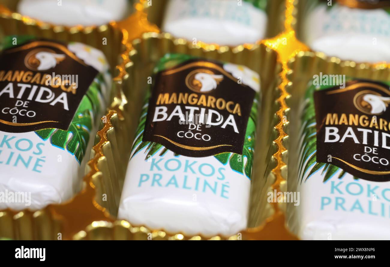 Viersen, Allemagne - 9 mars. 2024 : gros plan de pralines de noix de coco au chocolat Mangaroca Batida de Coco Banque D'Images