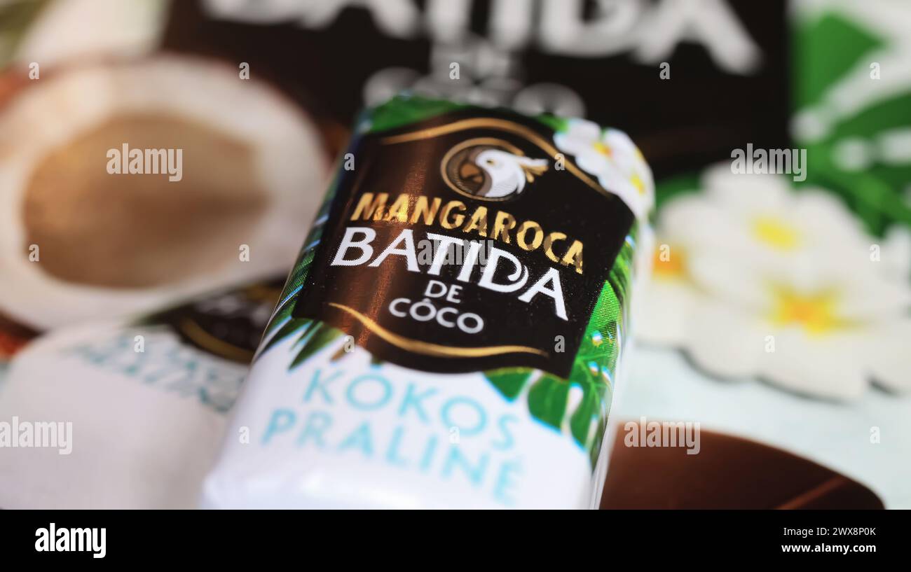 Viersen, Allemagne - 9 mars. 2024 : gros plan de pralines de noix de coco au chocolat Mangaroca Batida de Coco Banque D'Images