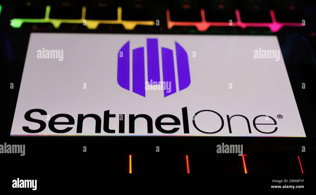 Viersen, Allemagne - 9 mars. 2024 : gros plan de smartphone sur clavier d'ordinateur avec lettrage de logo de la société de logiciels de cyberscurity SentinelOne Banque D'Images