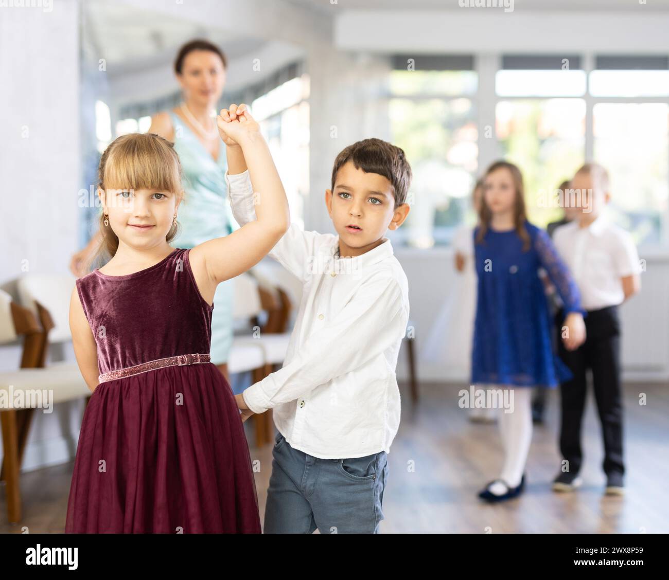 Tween filles ad garçons dansant la danse partenaire lente pendant l'événement festif Banque D'Images