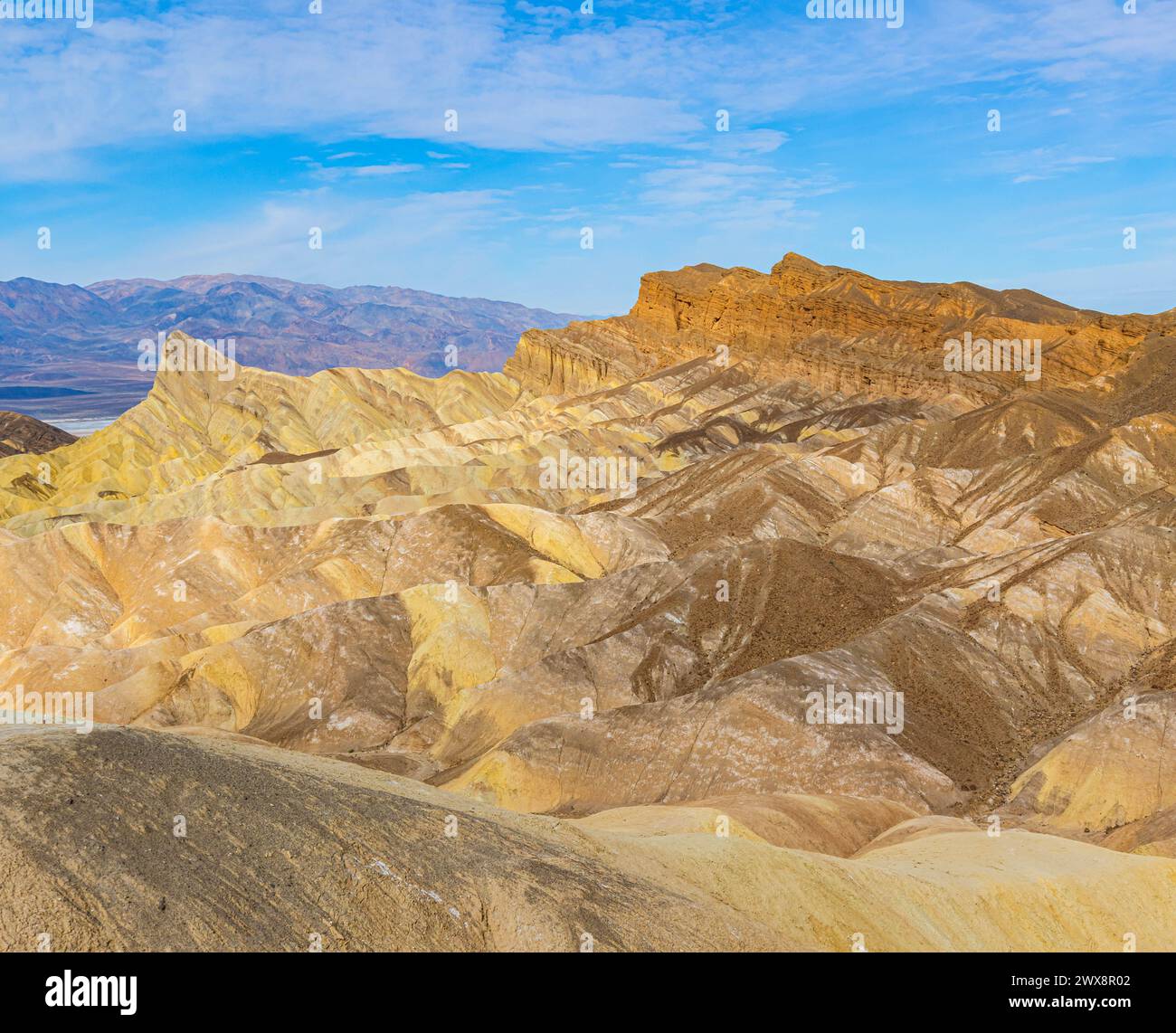 Manly Beacon Towers au-dessus des Badlands avec les montagnes Panamint au loin, Zabriskie point Overlook, Death Valley National Park, Californie, États-Unis Banque D'Images