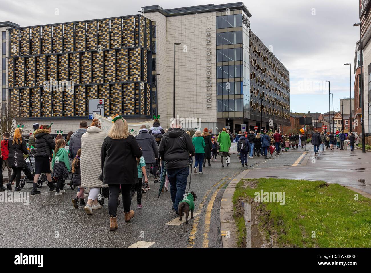 La parade de la St Patrick de Warrington passe devant le parking Time Square 2024 Banque D'Images