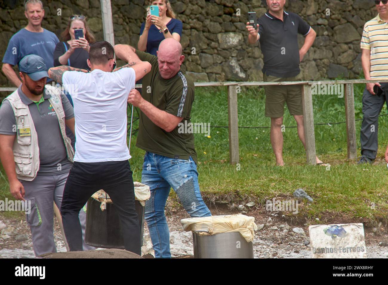 Furnas, l'île de San Miguel, Açores, Portugal ; juin,06,2022 ; sortir les pots avec le «ragoût typique pour les restaurants» de la fumerole de soufre Banque D'Images