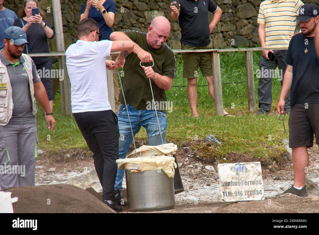 Furnas, l'île de San Miguel, Açores, Portugal ; juin,06,2022 ; sortir les pots avec le «ragoût typique pour les restaurants» de la fumerole de soufre Banque D'Images