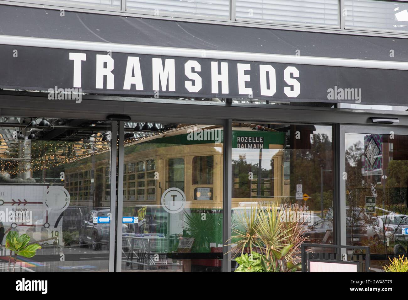 Le tramway de Sydney met à la disposition de la nourriture et des cafés dans le Forest Lodge près de Glebe, conversion de l'ancien dépôt de tramways de Rozelle, aujourd'hui quartier de vente au détail, Sydney, Australie Banque D'Images