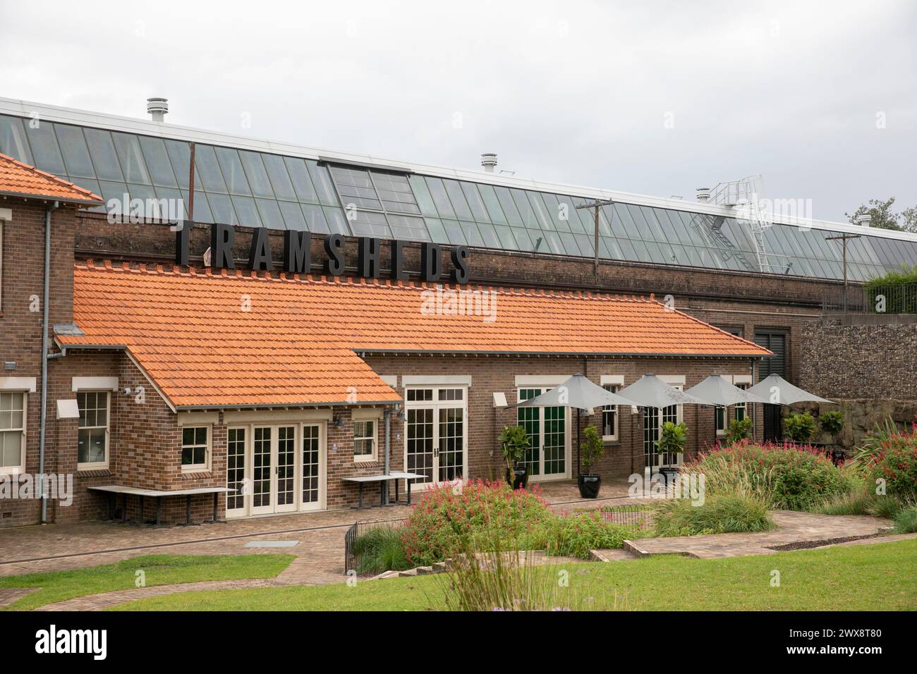 Le tramway de Sydney met à la disposition de la nourriture et des cafés dans le Forest Lodge près de Glebe, conversion de l'ancien dépôt de tramways de Rozelle, aujourd'hui quartier de vente au détail, Sydney, Australie Banque D'Images