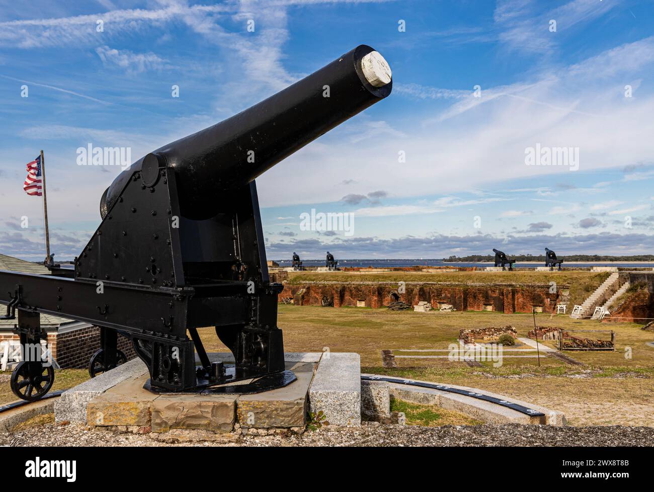 Canon de la guerre civile face à l'océan Atlantique depuis le Bastion occidental à Fort Clinch, Fort Clinch State Park, Amelia Island, Floride, États-Unis Banque D'Images