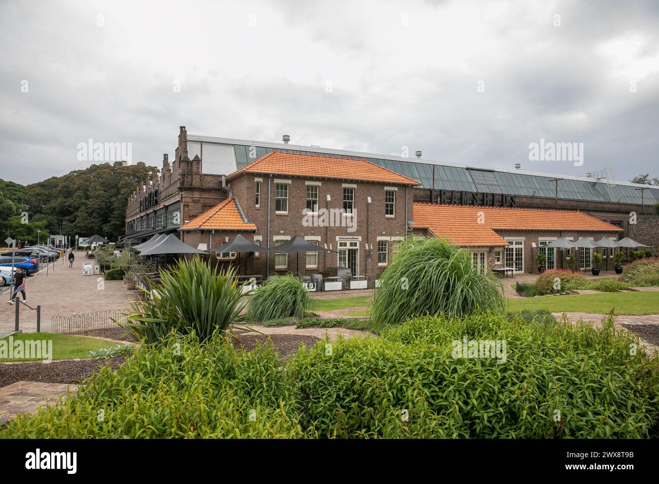 Le tramway de Sydney met à la disposition de la nourriture et des cafés dans le Forest Lodge près de Glebe, conversion de l'ancien dépôt de tramways de Rozelle, aujourd'hui quartier de vente au détail, Sydney, Australie Banque D'Images