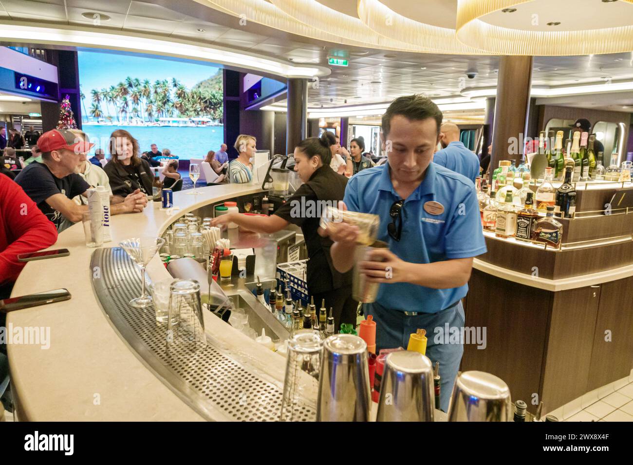 Miami Floride, PortMiami Port de Miami, à bord intérieur, navire Norwegian Joy Cruise Line, Caraïbes de 7 jours, homme barman asiatique, faire du mélange d'alcool Banque D'Images