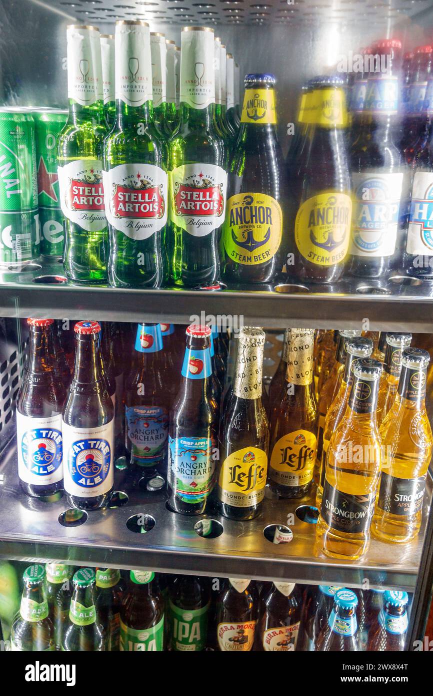 Miami Florida, PortMiami Port de Miami, à bord intérieur, navire Norwegian Joy Cruise Line, 7 jours Caraïbes, caisse de boisson froide réfrigérée, bouteilles de bière Banque D'Images