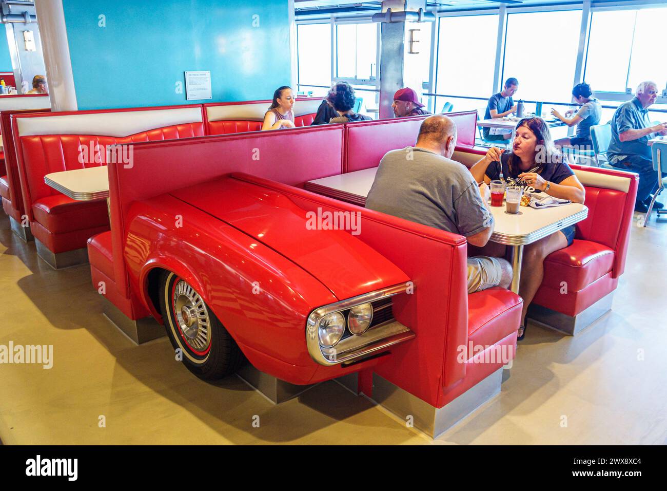 Miami Florida, PortMiami Port de Miami, à bord intérieur, navire Norwegian Joy Cruise Line, 7 jours Caraïbes, American Diner, rétro 1960's Classic car t Banque D'Images