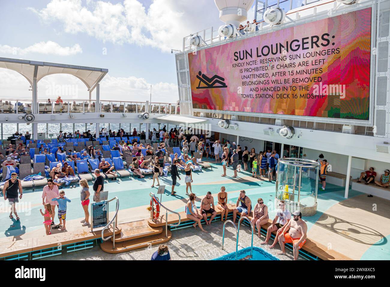 Miami Floride, PortMiami Port de Miami, à bord intérieur, navire Norwegian Joy Cruise Line, 7 jours Caraïbes, piscine, parc aquatique, salon de terrasse c Banque D'Images