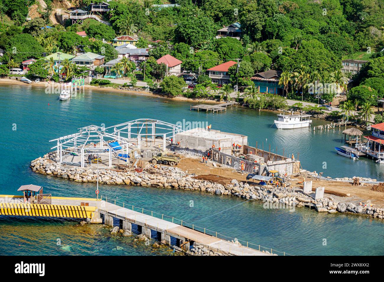 Port Roatan Honduras, îles Coxen Hole Bay, navire norvégien Joy Cruise Line, itinéraire de 7 jours de la mer des Caraïbes, sous nouveau chantier de construction, constructeur de bâtiments, Banque D'Images
