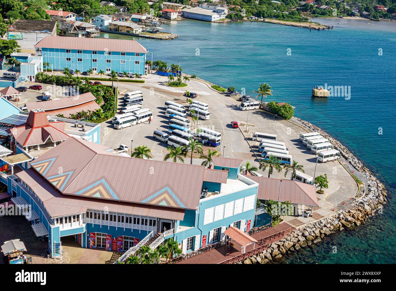 Port Roatan Honduras, îles de Coxen Hole Bay, navire Norwegian Joy Cruise Line, itinéraire de 7 jours de la mer des Caraïbes, autocars d'excursion, parking, wat Banque D'Images
