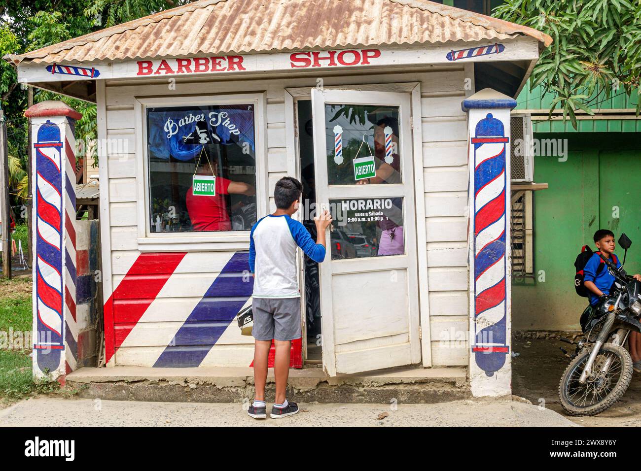 Port Roatan Honduras, Coxen Hole, Bay Islands, main Street, extérieur, petit bâtiment de barbier, adolescent adolescent hispanique, Teens Teens Teens Teens Tee Banque D'Images