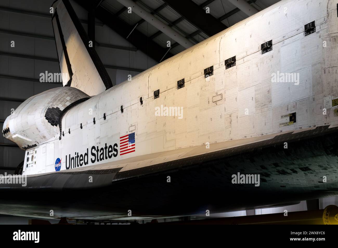 Vue latérale depuis l'avant de la navette spatiale Endeavour exposée horizontalement au California Science Center. Crédit : Erik Morgan Banque D'Images