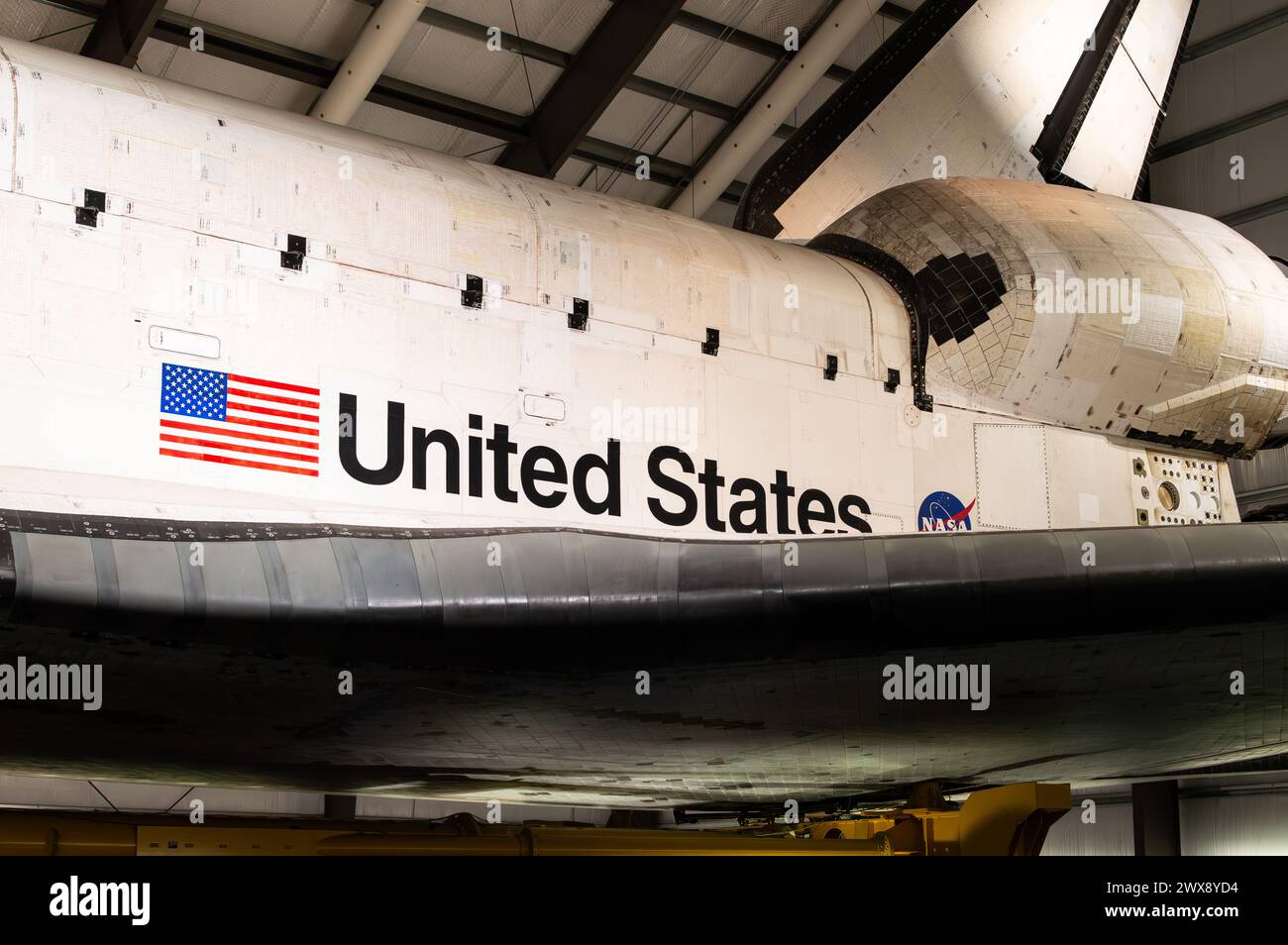 Vue latérale depuis l'avant de la navette spatiale Endeavour exposée horizontalement au California Science Center. Crédit : Erik Morgan Banque D'Images