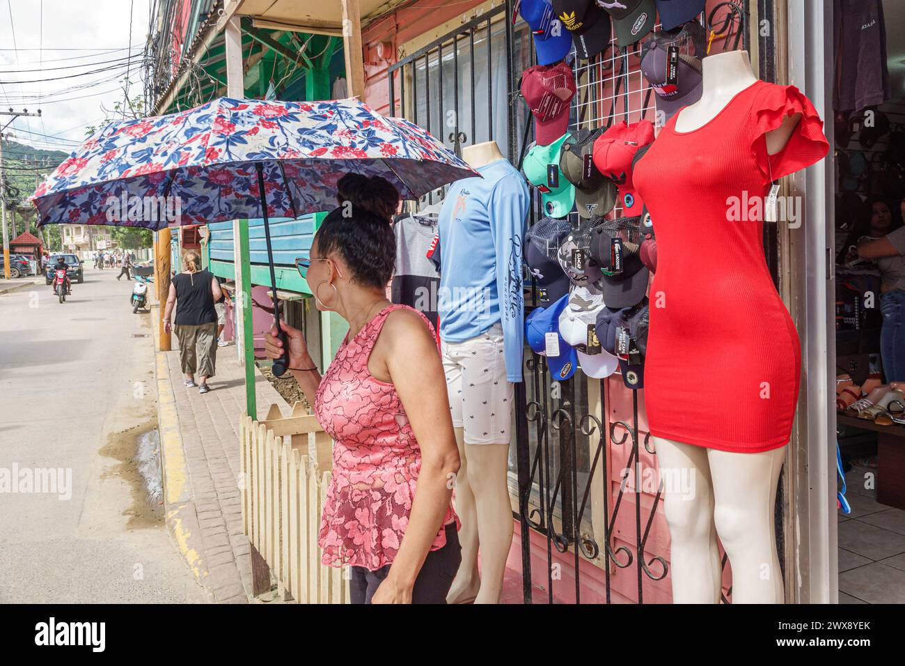 Port Roatan Honduras, Coxen Hole, Bay Islands, main Street, mannequins d'affichage de magasin de vêtements, hispanique latino-latino-hispaniques latins latins, ethnique Banque D'Images
