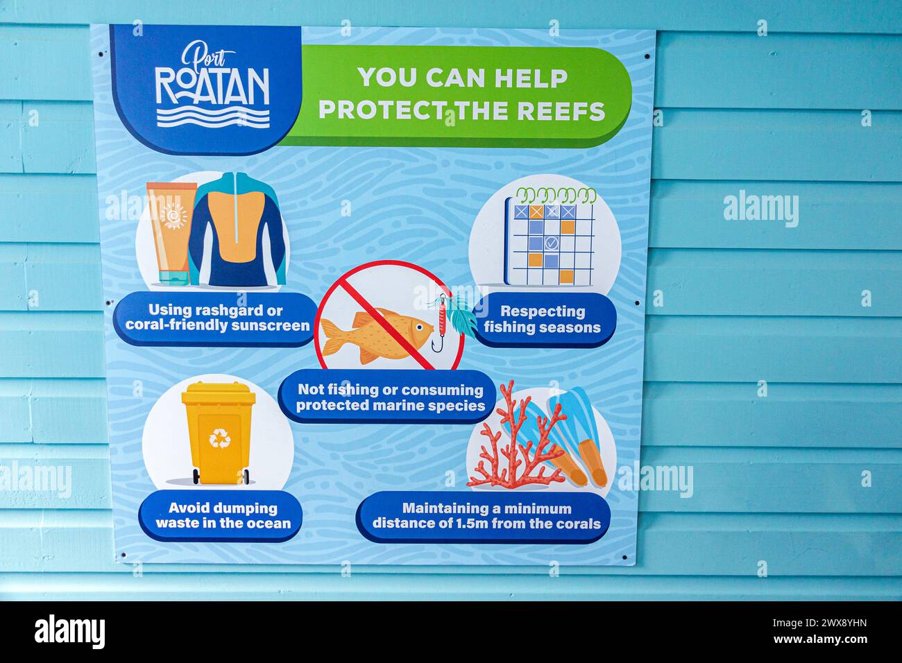 Port Roatan Honduras, îles de Coxen Hole Bay, navire Norwegian Joy Cruise Line, itinéraire de 7 jours de la mer des Caraïbes, informations de signalisation, protection des récifs coralliens Banque D'Images
