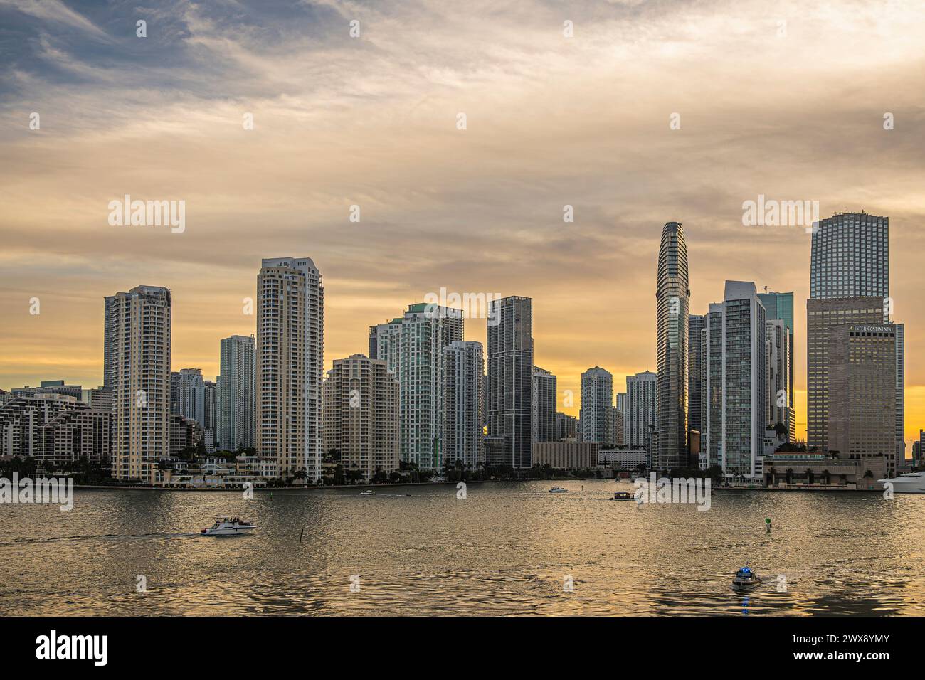 Miami, Floride, États-Unis - 29 juillet 2023 : coucher de soleil ciel au-dessus des bâtiments sur l'île de Brickell Key côté N au soir 19:44 tout le chemin après l'embouchure de la rivière à Intercon Banque D'Images