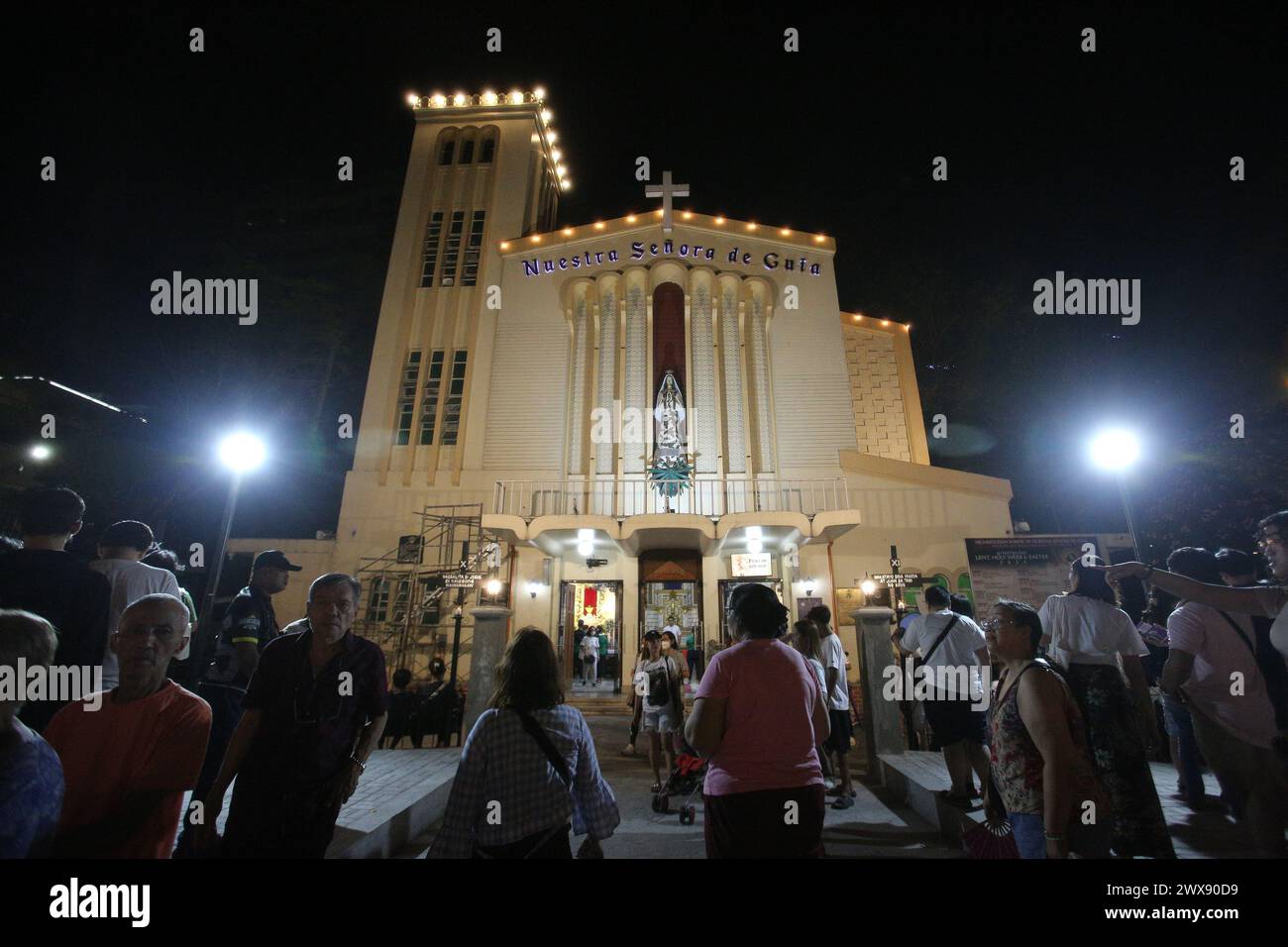 Manille, Philippines. 28 mars 2024. Des milliers de dévots affluent à l'église Ermita pour la Visita Iglesia annuelle qui est une tradition généralement observée pendant le jeudi Saint. (Photo de Dennis Jerome Acosta/Pacific Press) crédit : Pacific Press Media production Corp./Alamy Live News Banque D'Images