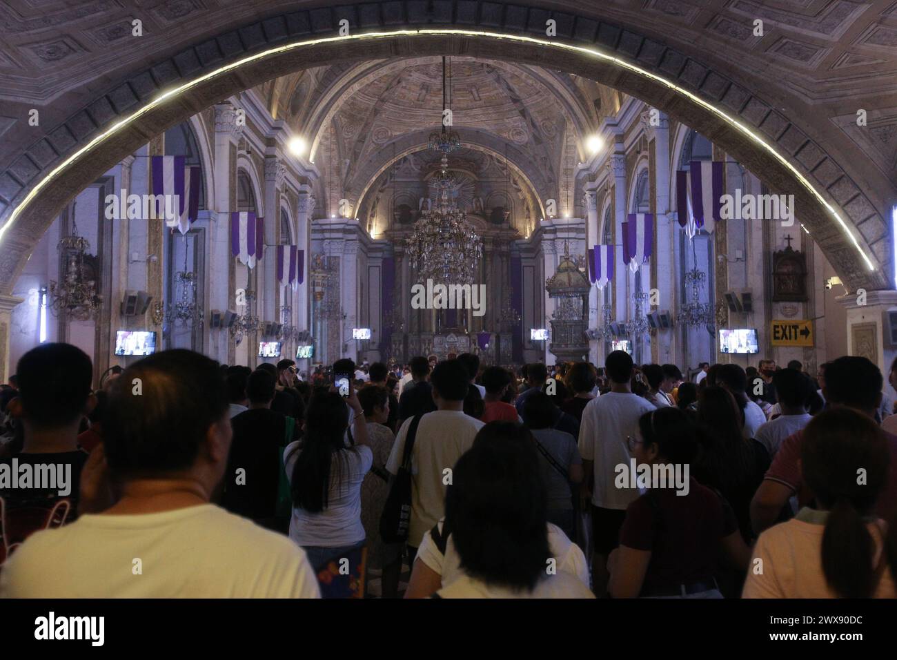 Manille, Philippines. 28 mars 2024. Des milliers de dévots affluent à l'église San Agustin pour la Visita Iglesia annuelle qui est une tradition généralement observée pendant le jeudi Saint. (Photo de Dennis Jerome Acosta/Pacific Press) crédit : Pacific Press Media production Corp./Alamy Live News Banque D'Images