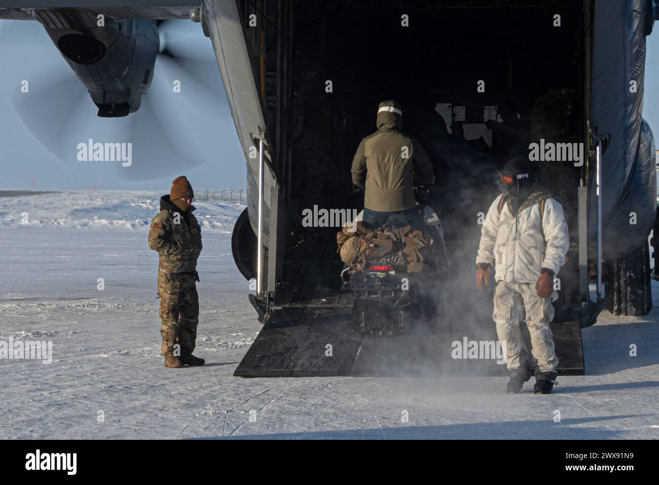 Les soldats de l'armée américaine affectés aux 10e et 19e groupes de forces spéciales, et les aviateurs affectés à la 27e escadre des opérations spéciales chargent l'équipement et les motoneiges dans un MC-130J Commando II pendant Arctic Edge 24 à Utqiagvik, Alaska, le 8 mars 2024. Au cours de Arctic Edge 24, plus de 400 opérateurs spéciaux interarmées et alliés se sont entraînés dans des conditions de froid extrême pour affiner la préparation des SOF dans des spécialités uniques comme les feux et les mouvements à longue distance, la reconnaissance spéciale, le réapprovisionnement rapide, la récupération du personnel et les soins médicaux dans l’environnement austère de l’Arctique. AE24 est une maison dirigée par le NORAD et le US Northern Command Banque D'Images
