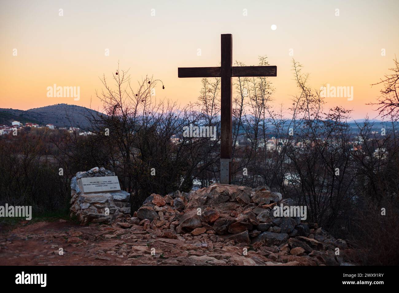 'Paix, paix, paix...' – L'endroit sur le mont Podbrdo à Medjugorje où, le troisième jour des apparitions, la Vierge Marie a parlé de paix. Banque D'Images