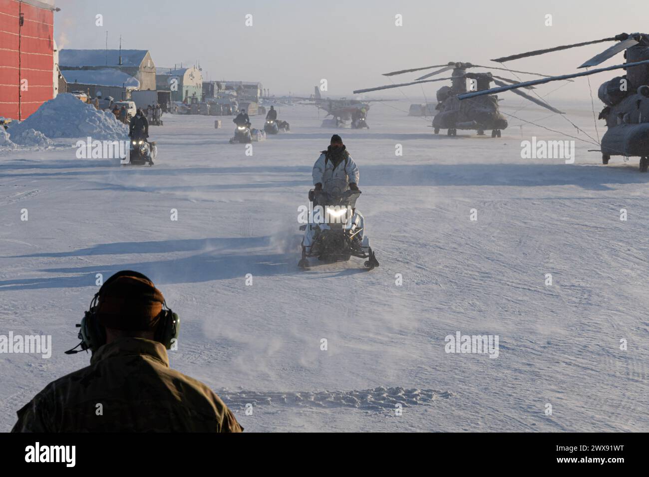 Des soldats de l'armée américaine affectés aux 10e et 19e groupes de forces spéciales chargent de l'équipement et des motoneiges dans un MC-130J Commando II pendant Arctic Edge 24 à Utqiagvik, Alaska, le 8 mars 2024. Au cours de Arctic Edge 24, plus de 400 opérateurs spéciaux interarmées et alliés se sont entraînés dans des conditions de froid extrême pour affiner la préparation des SOF dans des spécialités uniques comme les feux et les mouvements à longue distance, la reconnaissance spéciale, le réapprovisionnement rapide, la récupération du personnel et les soins médicaux dans l’environnement austère de l’Arctique. AE24 est un exercice de défense de la patrie dirigé par le NORAD et le Northern Command des États-Unis démontrant le c Banque D'Images