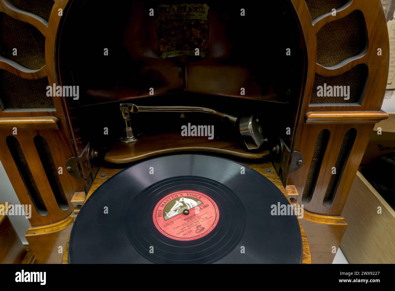 Lecteur de gramaphone de musique vinyle vintage avec disque d'enregistrement Banque D'Images