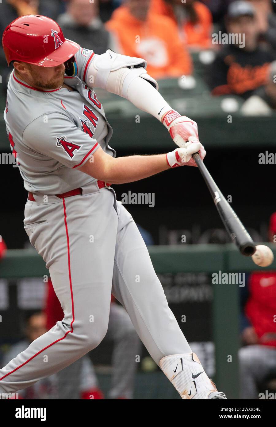 Baltimore, États-Unis. 28 mars 2024. BALTIMORE, MD - MARS 28 : Brandon Drury (23 ans), deuxième joueur des Los Angeles Angels, entre en contact lors du match MLB de la journée d'ouverture entre les Orioles de Baltimore et les Angels de Los Angeles, le 28 mars 2024, à Orioles Park à Camden Yards, à Baltimore, dans le Maryland. (Photo de Tony Quinn/SipaUSA) crédit : Sipa USA/Alamy Live News Banque D'Images