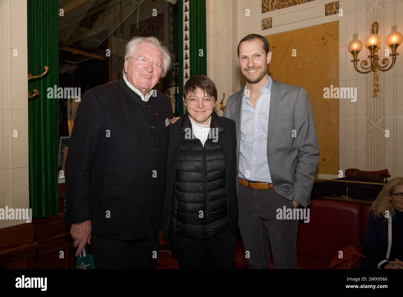 Paris, France. 28 mars 2024. Alain Duault, Président du jury des Prix Pelleas, Catherine Mathivat, Présidente des deux Magots et Charlie Roquin lauréat du Prix Pelleas-Radio classique 2024 participent au Prix Pelleas-Radio classique 2024 aux deux Magots le 28 mars 2024 à Paris. Crédit : Bernard Menigault/Alamy Live News Banque D'Images