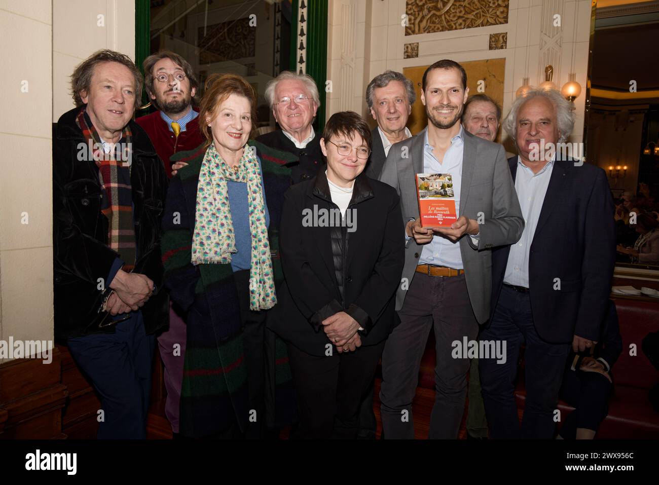 Paris, France. 28 mars 2024. Les membres du jury, Alain Duault, Catherine Mathivat, Charlie Roquin lauréat du Prix Pelleas-Radio classique 2024 et Yves Henry assistent au Prix Pelleas-Radio classique 2024 aux deux Magots le 28 mars 2024 à Paris. Crédit : Bernard Menigault/Alamy Live News Banque D'Images