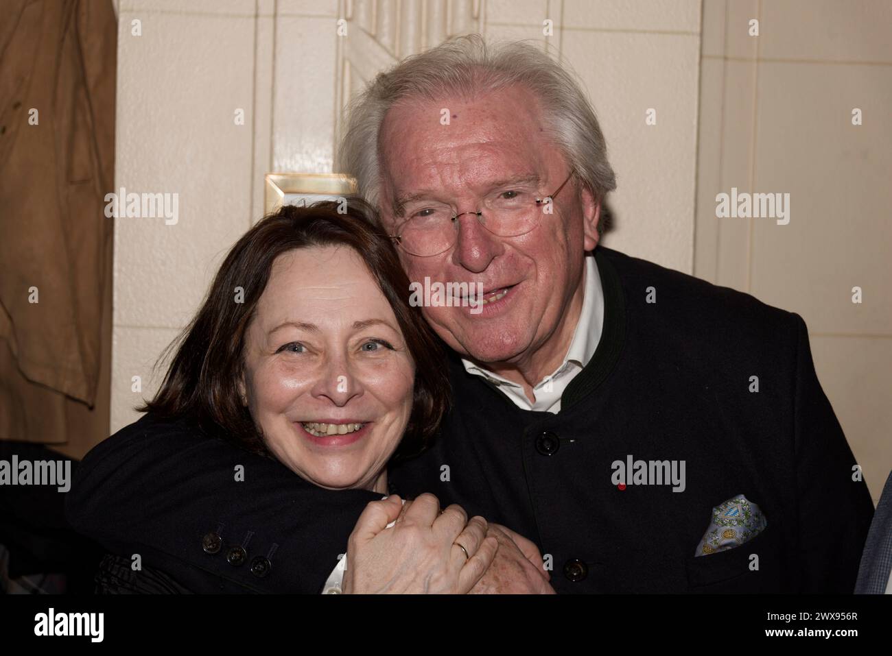 Paris, France. 28 mars 2024. Le Président du jury des prix Pelleas Alain Duault et un invité assistent au Prix Pelleas-Radio classique 2024 aux deux Magots le 28 mars 2024 à Paris. Crédit : Bernard Menigault/Alamy Live News Banque D'Images