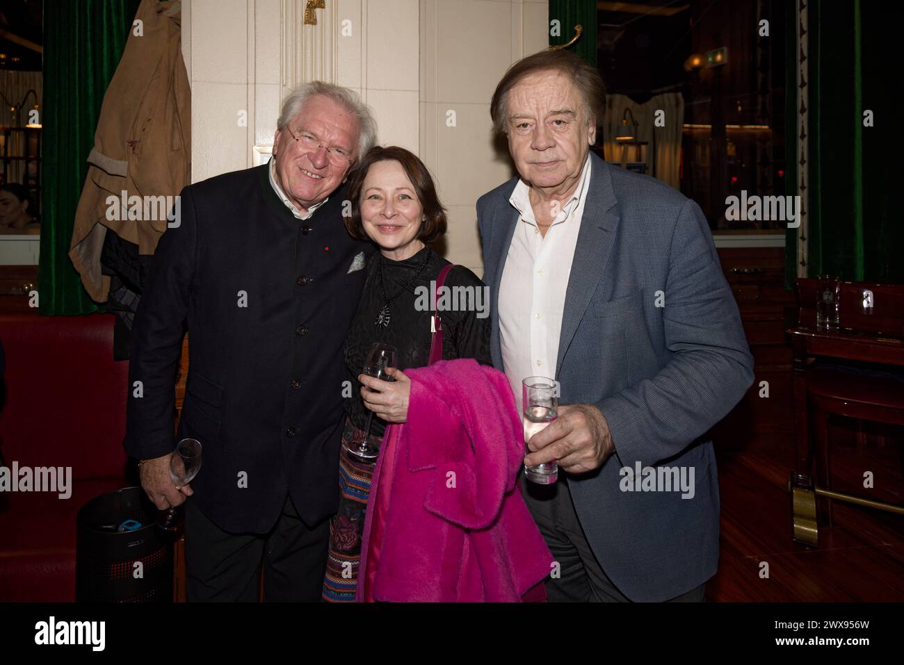 Paris, France. 28 mars 2024. Le Président du jury des prix Pelleas Alain Duault, un invité et Daniel Lauclair assistent au Prix Pelleas-Radio classique 2024 aux deux Magots le 28 mars 2024 à Paris. Crédit : Bernard Menigault/Alamy Live News Banque D'Images