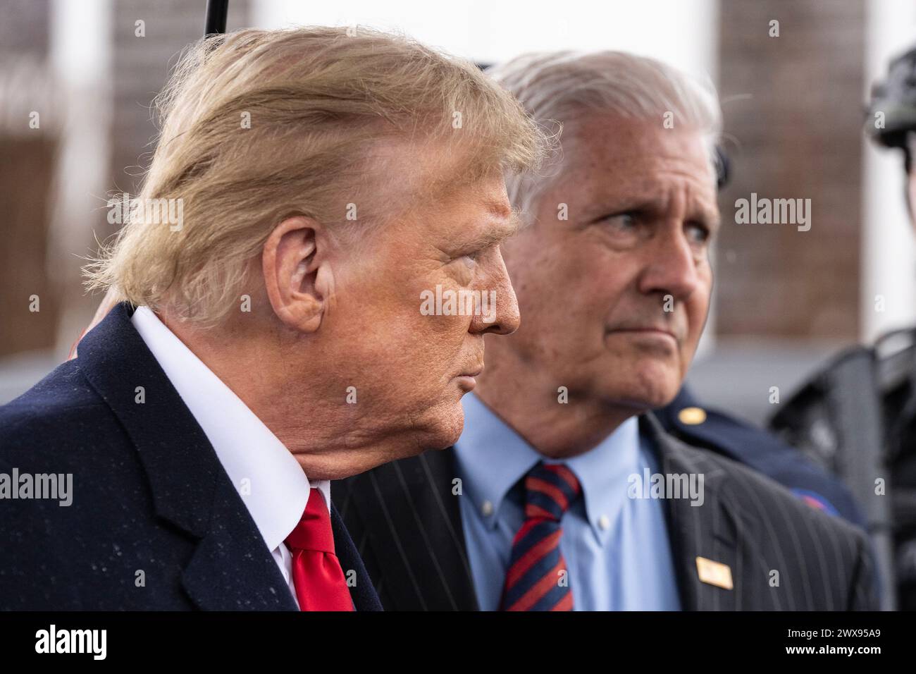 Massapequa Park, États-Unis. 28 mars 2024. L’ancien président Donald Trump Jr part après avoir assisté au réveil de l’officier du NYPD Jonathan Diller au salon funéraire Massapequa à Massapequa Park, NY, le 28 mars 2024. (Photo de Lev Radin/Sipa USA) crédit : Sipa USA/Alamy Live News Banque D'Images