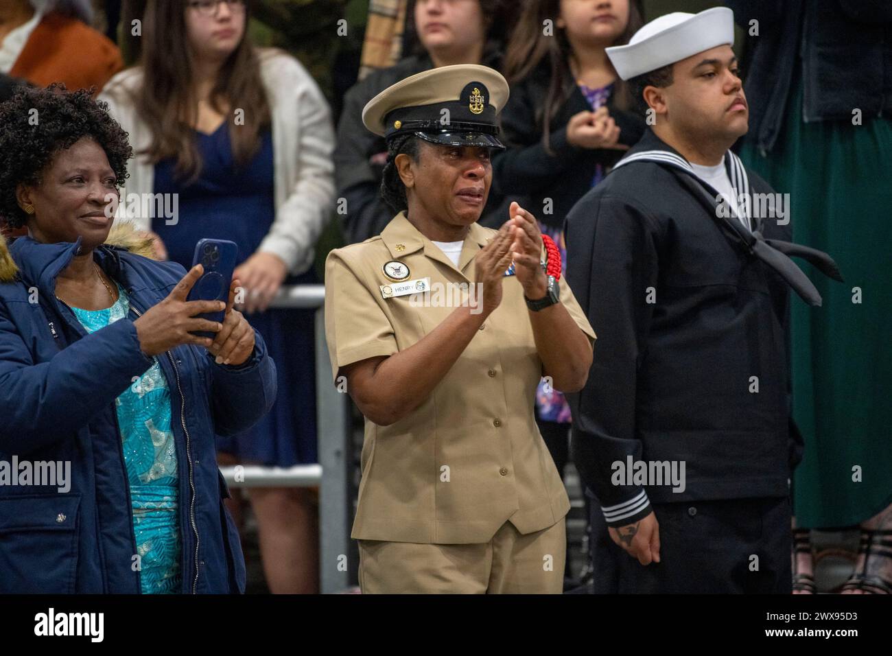 Great Lakes, Illinois, États-Unis. 28 mars 2024. Henry, président du chef de l'hôpital, réagit alors que la division des membres de sa famille entre dans le Midway Ceremonial Drill Hall lors de la revue du US Navy Recruit Training Command's Pass in Review à Great Lakes, Illinois, Mar. 28, 2024. Plus de 40 000 recrues s'entraînent chaque année dans le seul camp d'entraînement de la Marine. (Crédit image : © Christopher M. O'Grady/U.S. Navy/ZUMA Press Wire) USAGE ÉDITORIAL UNIQUEMENT ! Non destiné à UN USAGE commercial ! Banque D'Images