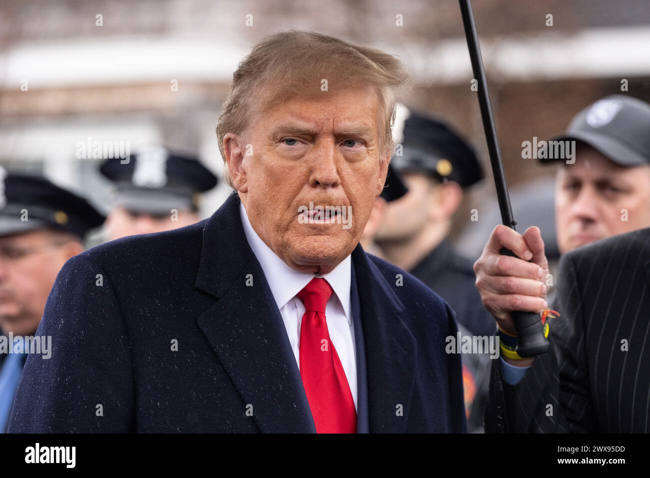 L’ancien président Donald Trump Jr. s’adresse à la presse après avoir assisté au réveil de l’officier du NYPD Jonathan Diller au salon funéraire Massapequa à Massapequa Park, NY, le 28 mars 2024 Banque D'Images