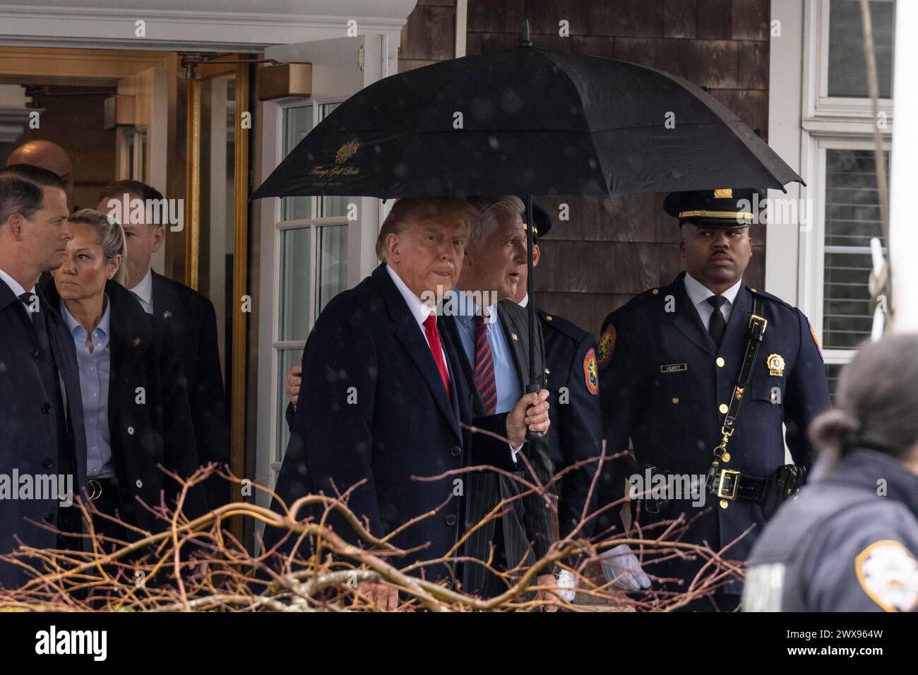 Massapequa Park, New York, États-Unis. 28 mars 2024. L'ancien président Donald Trump Jr quitte la maison funéraire après avoir assisté au réveil de l'officier du NYPD Jonathan Diller à la maison funéraire Massapequa Park, NY le 28 mars 2024 (image crédit : © Lev Radin/ZUMA Press Wire) USAGE ÉDITORIAL SEULEMENT! Non destiné à UN USAGE commercial ! Banque D'Images