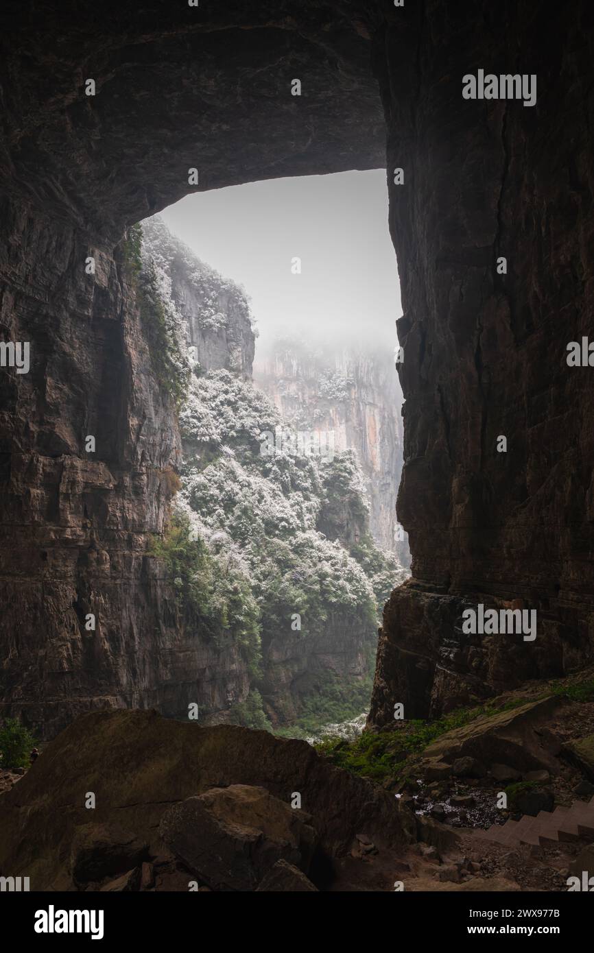 Panorama de la vallée de la gorge et des formations de roche calcaire karstique dans le Parc National de Wulong, Chine Banque D'Images