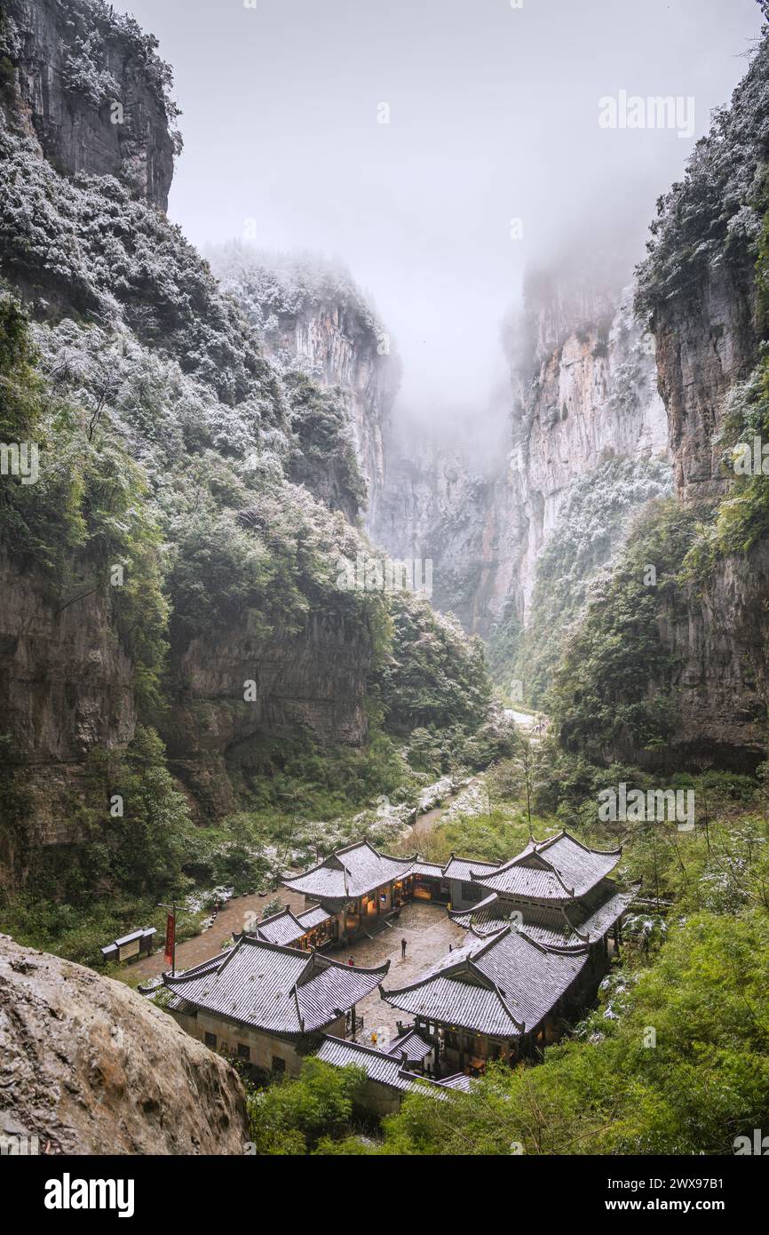 Belle vue du parc national du Karst de Wulong en hiver couvert de neige, Chongqing, Chine Banque D'Images