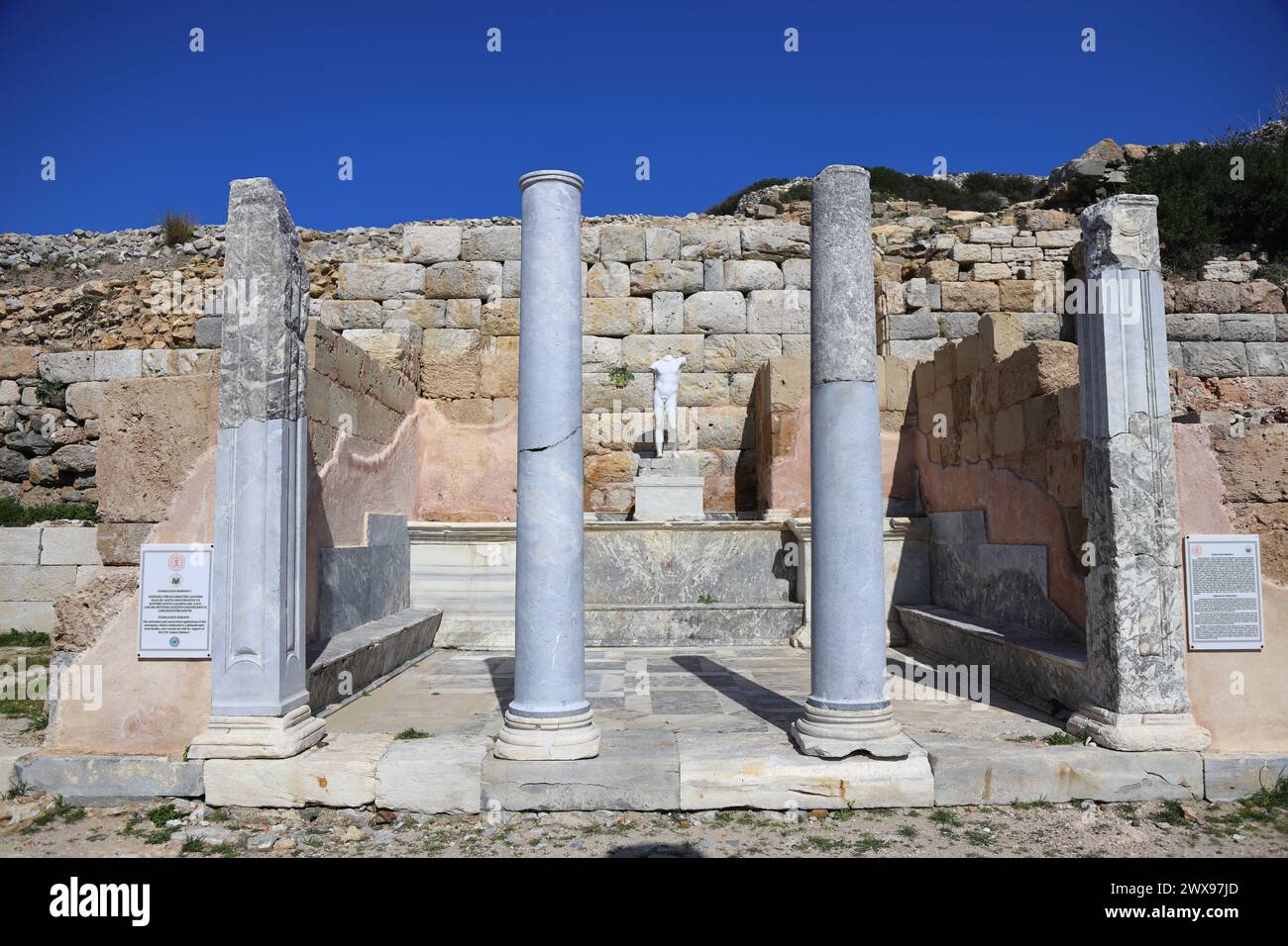Datca, Türkiye. 18 février 2024 : ruines antiques dans l'ancienne ville de Knidos. Paysage avec des ruines antiques. Banque D'Images