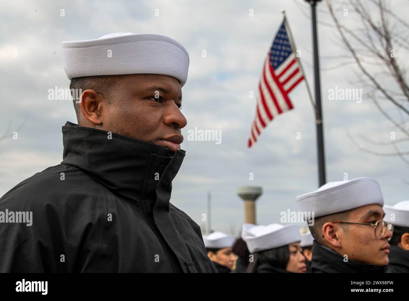 Great Lakes, Illinois, États-Unis. 28 mars 2024. Les recrues se tiennent en formation avant leur passage en revue par le U.S. Navy Recruit Training Command à Great Lakes, Illinois, Mar. 28, 2024. Plus de 40 000 recrues s'entraînent chaque année dans le seul camp d'entraînement de la Marine. (Crédit image : © Christopher M. O'Grady/U.S. Navy/ZUMA Press Wire) USAGE ÉDITORIAL UNIQUEMENT ! Non destiné à UN USAGE commercial ! Banque D'Images