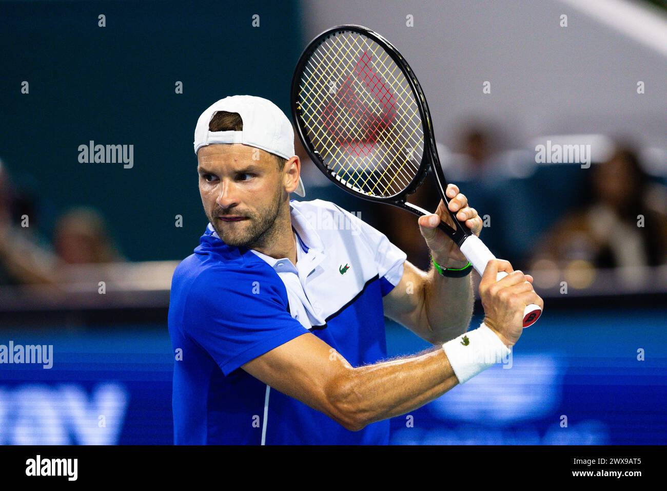 MIAMI GARDENS, FLORIDE - MARS 28 : Grigor Dimitrov de Bulgarie en action contre Carlos Alcaraz d'Espagne lors de leur match le jour 13 de l'Open de Miami au Hard Rock Stadium le 28 mars 2024 à Miami Gardens, Floride. (Photo de Mauricio Paiz) Banque D'Images