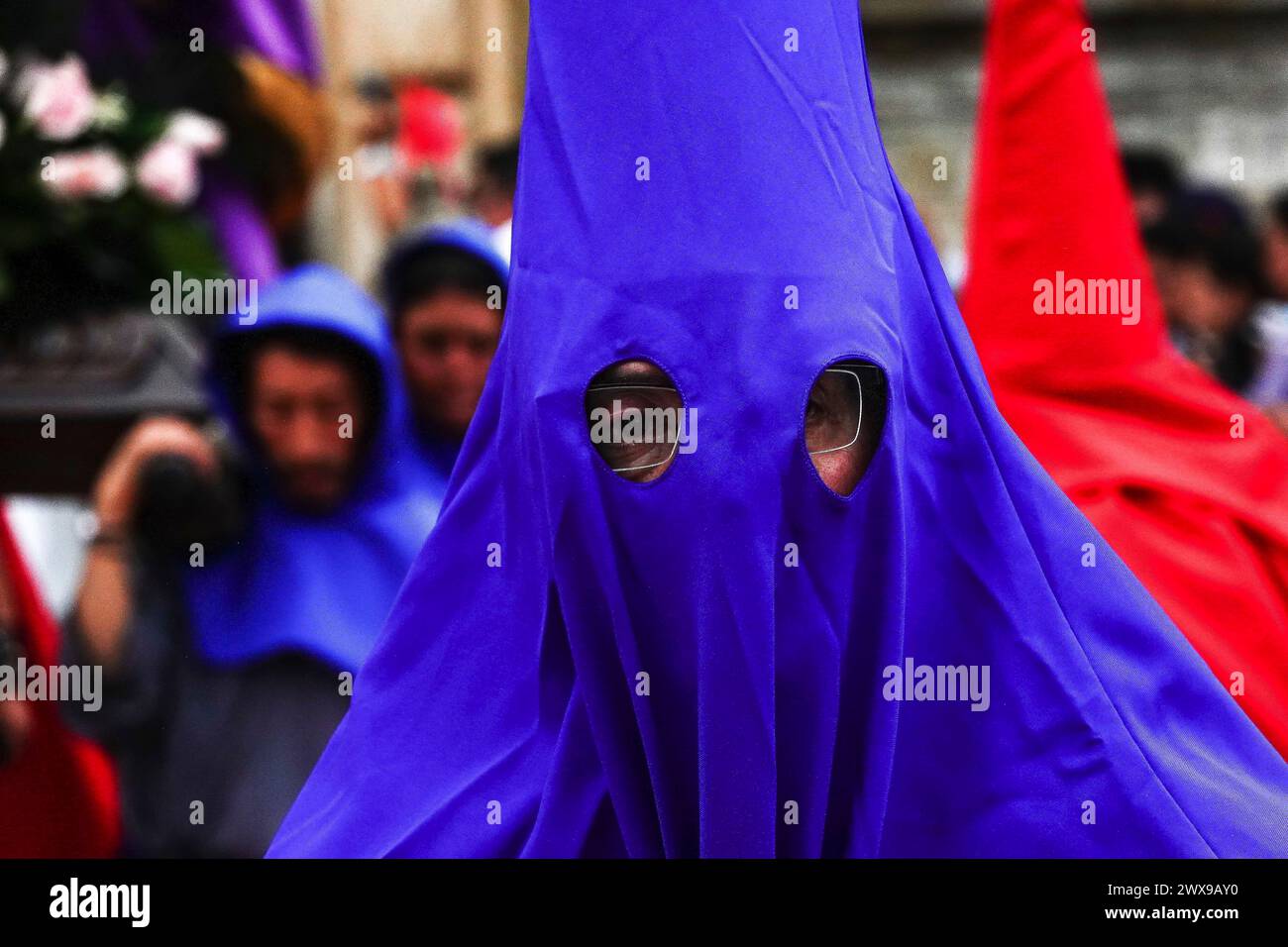 Antigua, Guatemala. 28 mars 2024. Confradias à capuche lors de la procession de Jesús Nazareno del Perdón depuis l'église San Francisco El Grande à Semana Santa, le 28 mars 2024 à Antigua, Guatemala. Les processions opulentes, les algèbres détaillées et les traditions séculaires attirent plus d'un million de personnes dans l'ancienne capitale. Crédit : Richard Ellis/Richard Ellis/Alamy Live News Banque D'Images